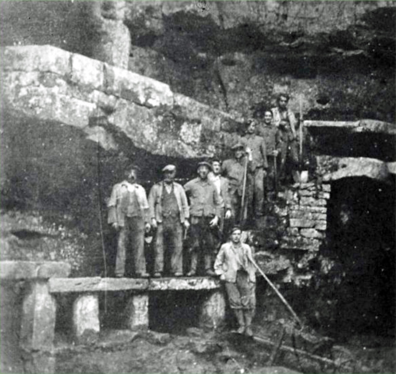 Historische Aufnahme aus den 1950er Jahren: Arbeiter bei der Instandsetzung des Felsenweihers bei Ernzen.