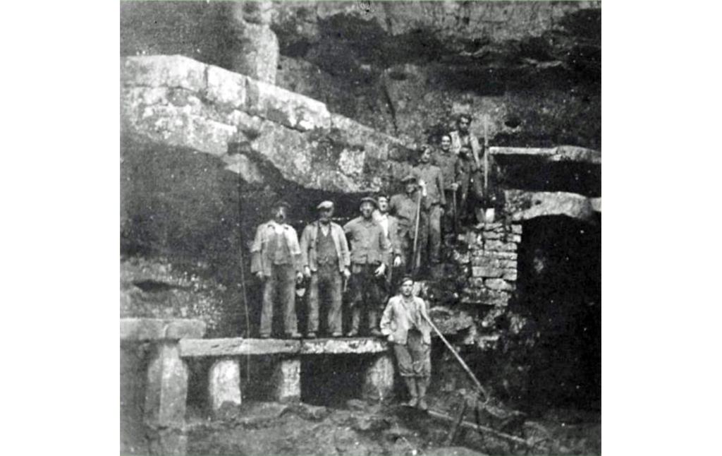 Historische Aufnahme aus den 1950er Jahren: Arbeiter bei der Instandsetzung des Felsenweihers bei Ernzen.