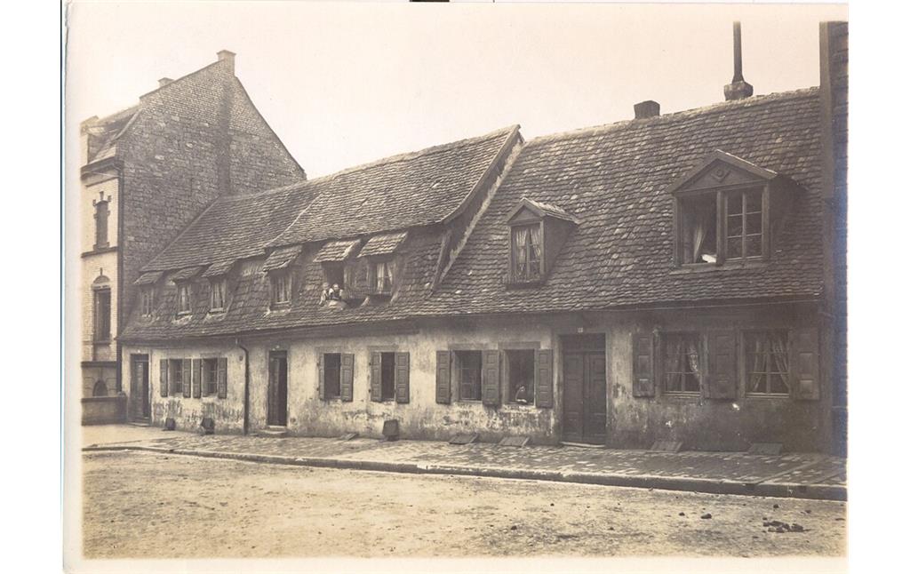 Diese historische Fotografie zeigt die Häuser in der Ringstraße in Pirmasens, die erwiesenermaßen Grenadierhäuser waren (um 1900)