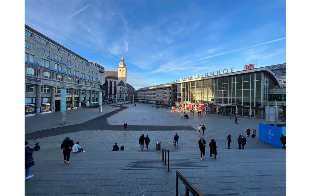Blick von der Freitreppe des Kölner Doms in Richtung Bahnhofsvorplatz in Altstadt-Nord (2022)