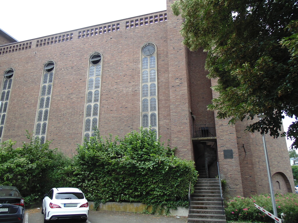Ansicht von Osten aus auf den Zugang zum Kirchturm der Kirche des Sankt Elisabeth-Krankenhauses Hohenlind in Köln-Lindenthal (2020).