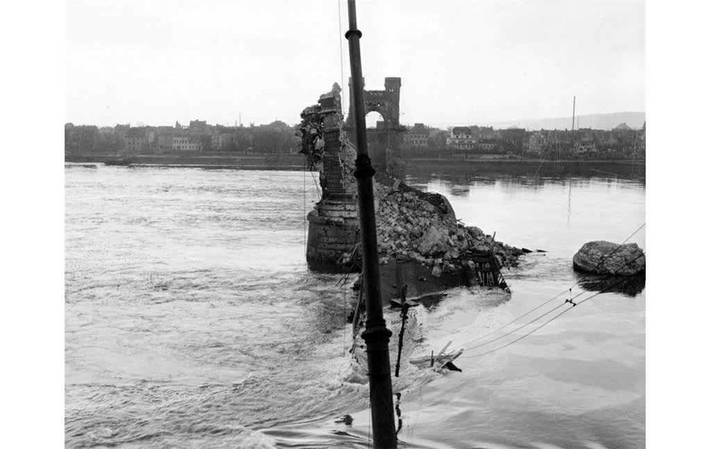 Aufnahme aus den letzten Tagen des Zweiten Weltkriegs in Bonn 1945: Blick über die Überreste der am 8. März 1945 von der deutschen Wehrmacht gesprengten Alten Rheinbrücke.