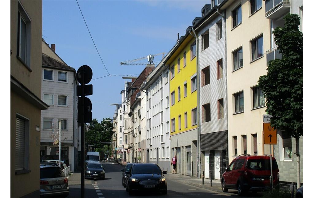 Blick über die Dünnwalder Straße an der Mülheimer Freiheit in Köln-Mülheim (2023).