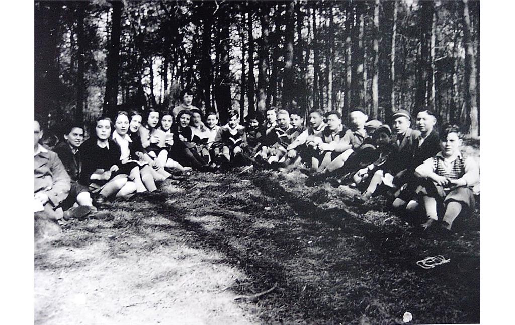 Historische Aufnahme von einer Rast während einer Wanderung im Freizeitprogramm des von 1934 bis 1937 bestehenden jüdischen Ferienheims "Haus Berta" des Reichsbunds jüdischer Frontsoldaten bei Schermbeck.