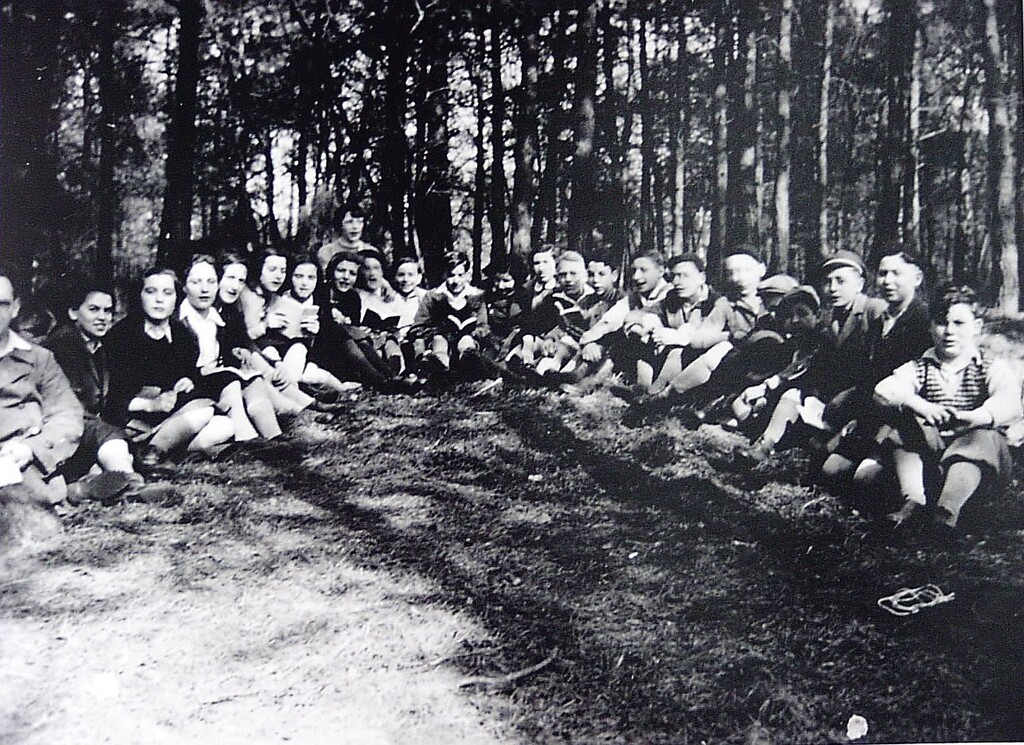 Historische Aufnahme von einer Rast während einer Wanderung im Freizeitprogramm des von 1934 bis 1937 bestehenden jüdischen Ferienheims "Haus Berta" des Reichsbunds jüdischer Frontsoldaten bei Schermbeck.