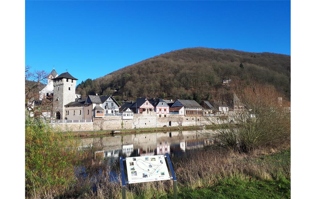 Blick auf die Stadtmauer in Dausenau, Südseite (Lahnfront) (2021)
