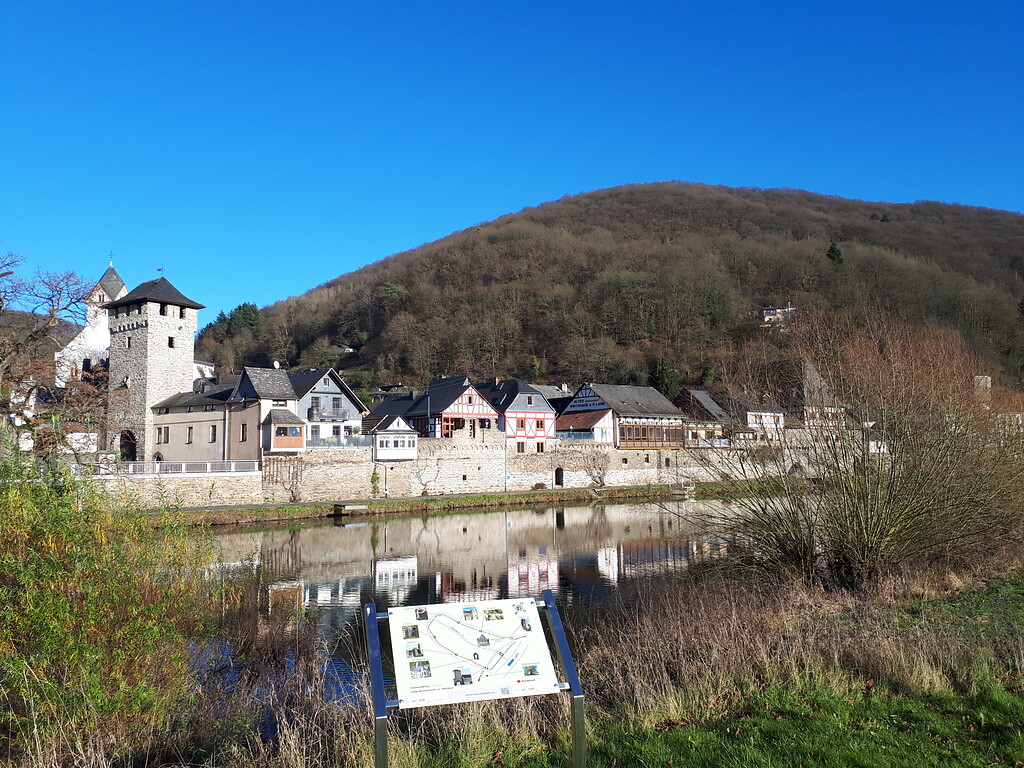Blick auf die Stadtmauer in Dausenau, Südseite (Lahnfront) (2021)