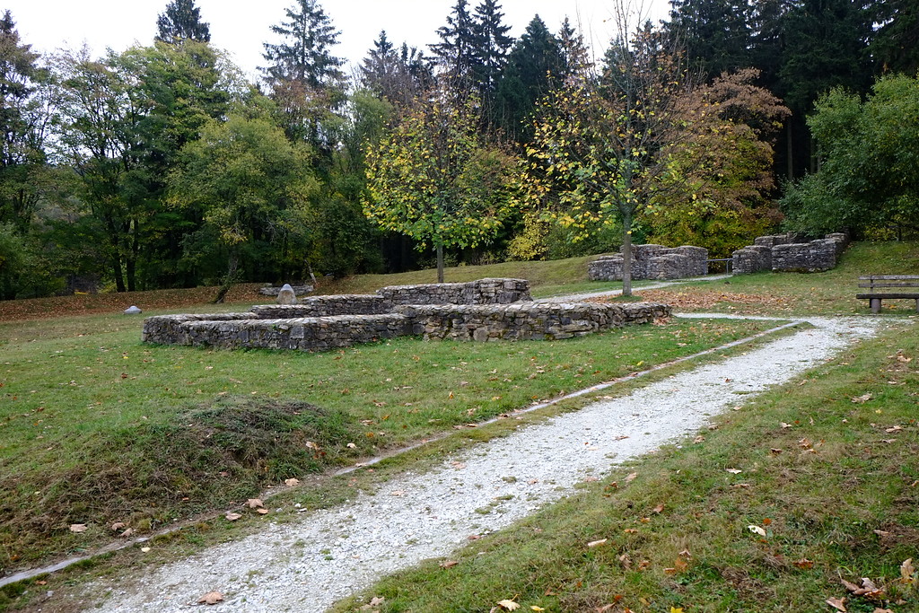 Blick über das Fahnenheiligtum zur Porta decumana des Feldbergkastells (2018)