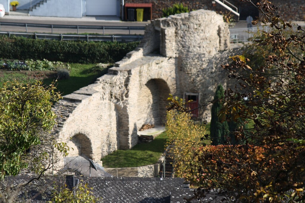 Der Katzenturm in Dausenau mit der nördlichen Stadtmauer (2016)