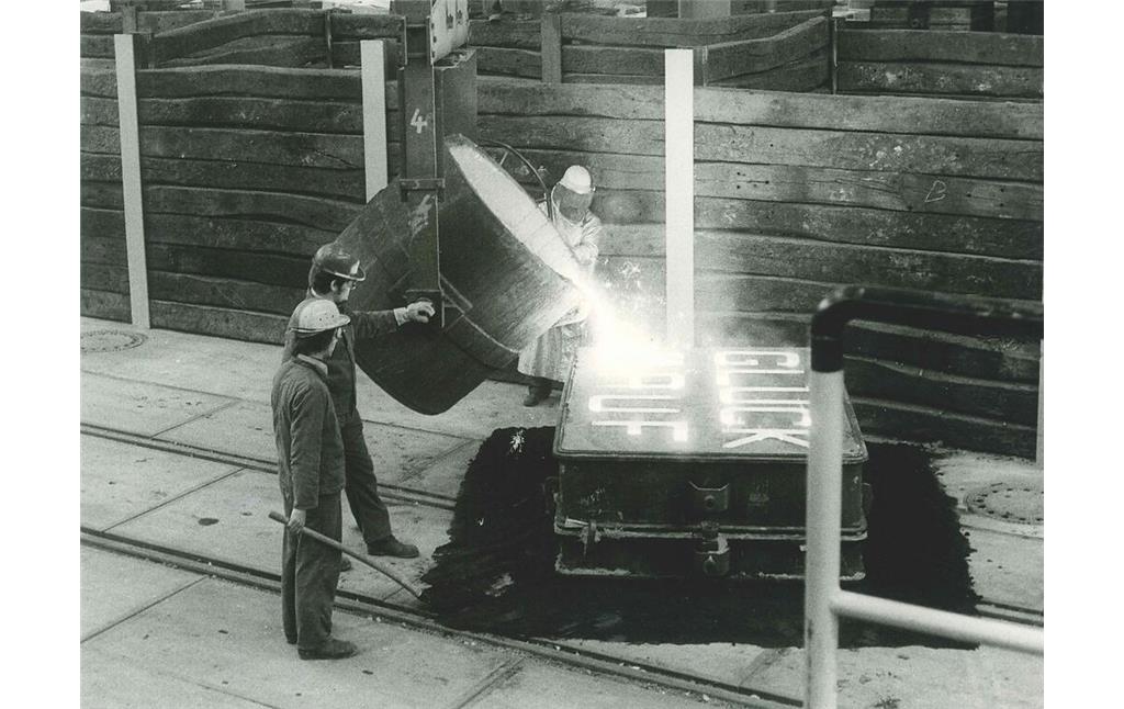 Erster Guss des neuen Schmelzofens, in der Concordia-Hütte in Bendorf-Mülhofen (1974)