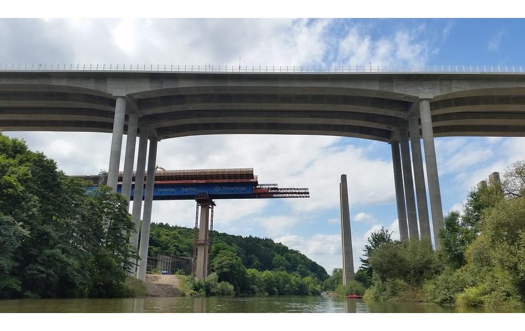 Im Vordergrund ist die neue, dahinter die im Abriss befindliche Autobahnbrücke bei Limburg zu erkennen (2017)