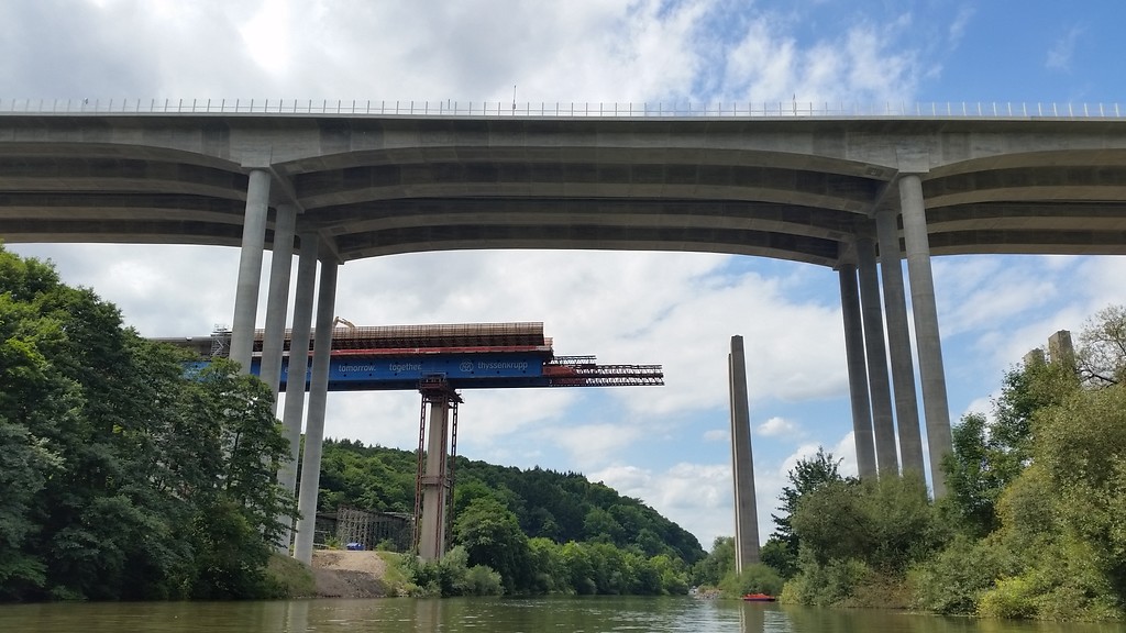 Im Vordergrund ist die neue, dahinter die im Abriss befindliche Autobahnbrücke bei Limburg zu erkennen (2017)