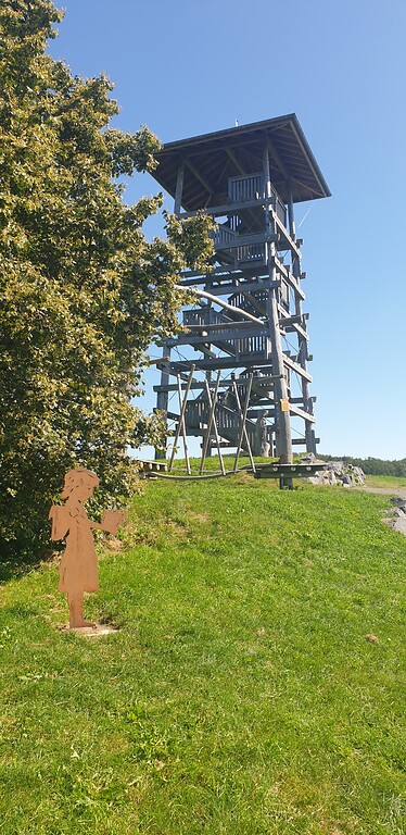 Aussichtsturm "Eifelguck" in der Gemarkung Kolverath mit der Station 2 zur Kamillen-Traud (2021)