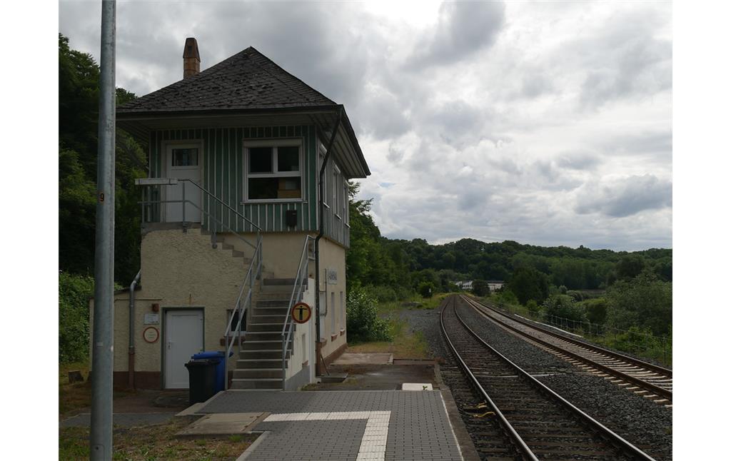 Ostansicht des Stellwerksgebäudes des Bahnhofs Aumenau in Villmar-Aumenau (2017)