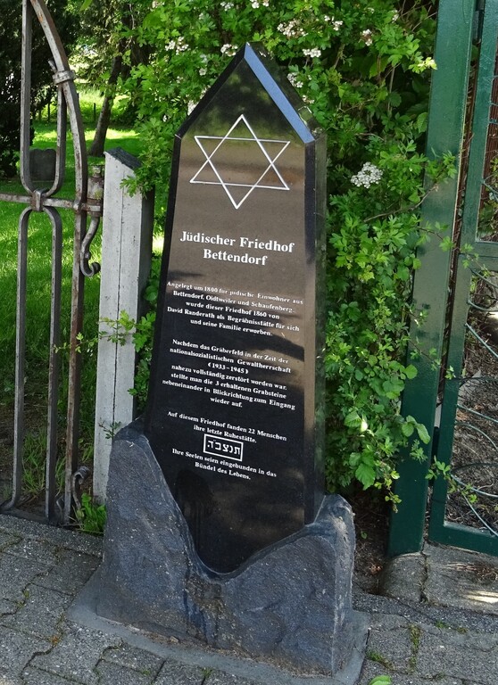 Der Gedenkstein am Eingangsbereich zu dem jüdischen Friedhof in Alsdorf-Bettenheim (2020).