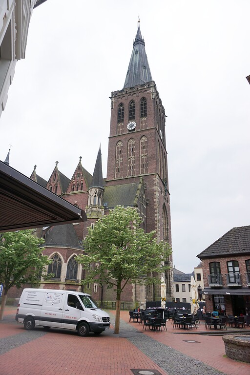 Viersen-Dülken, historischer Ortskern (2021). Turm von St. Cornelius.