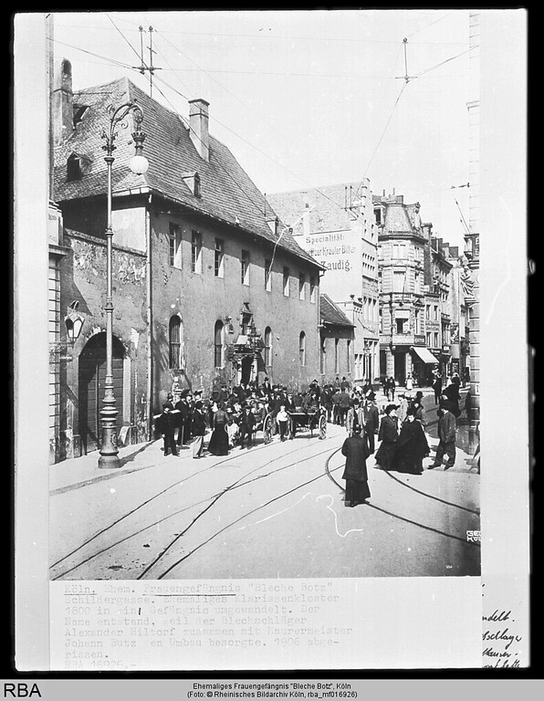 Historische Aufnahme (wohl 1879-1907) des Kölner Frauengefängnis "bleche Botz", davor Gleise der Pferdebahn.