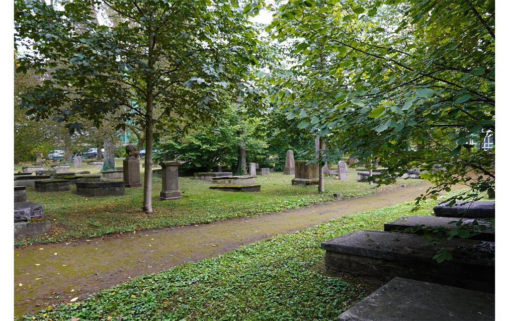 Weg zwischen den vielen Grabstätten auf dem historischen Geusenfriedhof in Köln-Lindenthal (2021).