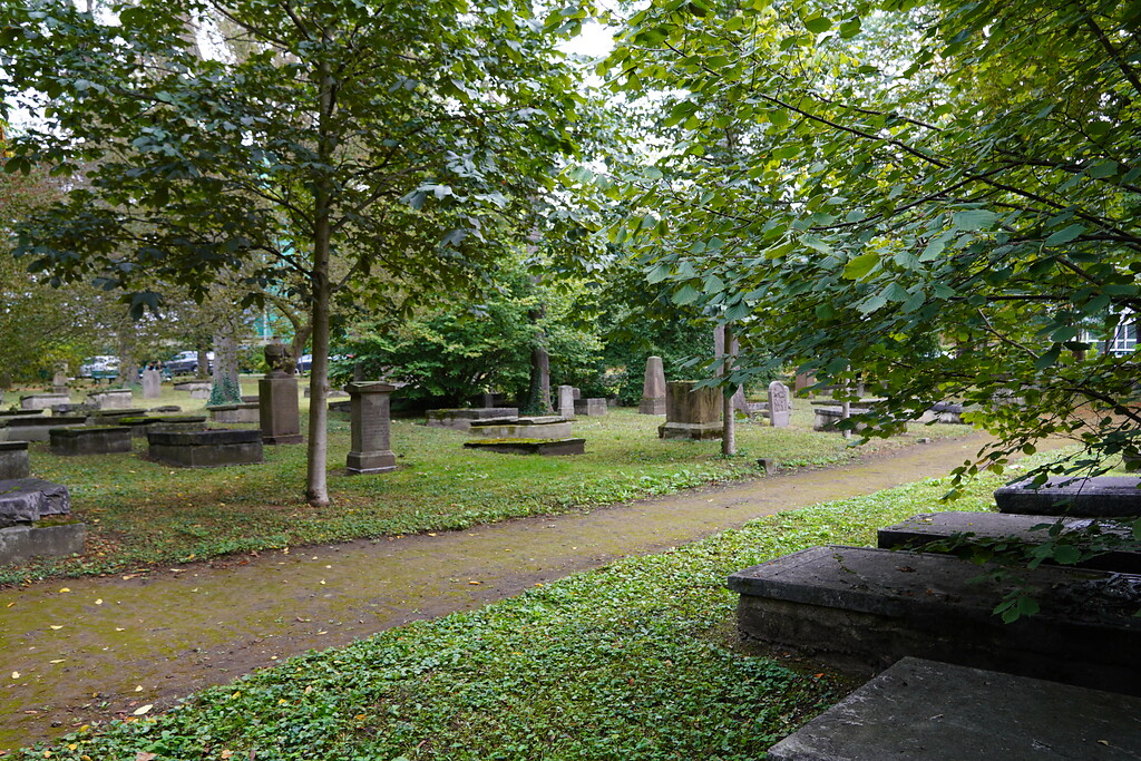 Weg zwischen den vielen Grabstätten auf dem historischen Geusenfriedhof in Köln-Lindenthal (2021).