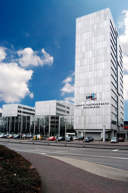 Blick auf das als "LVR-Haus" bezeichnete Verwaltungsgebäude des  Landschaftsverbandes Rheinland in Köln-Deutz, gegenüber dem Deutzer Bahnhof am Ottoplatz gelegen (2004).