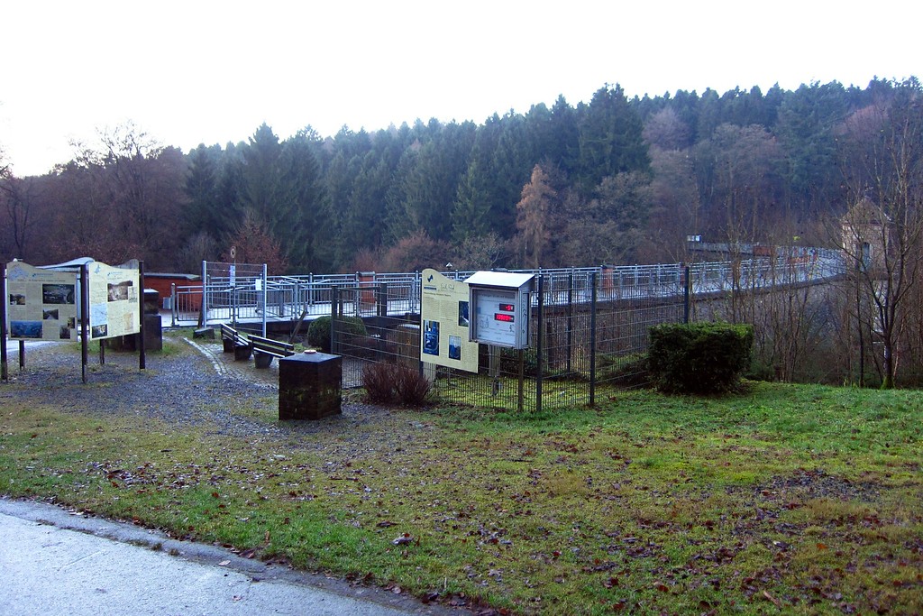 Blick aus südlicher Richtung auf die Staumauer der Ronsdorfer Talsperre bei Wuppertal (2014).