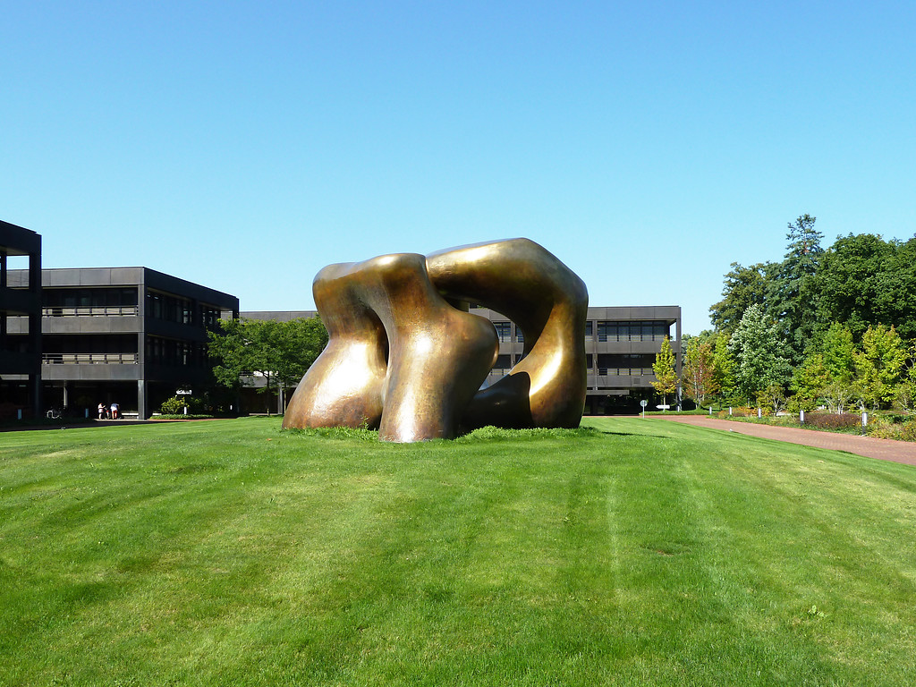 Neues Kanzleramt Bonn, Skulptur "Large Two Forms" von Henry Moore (2016)