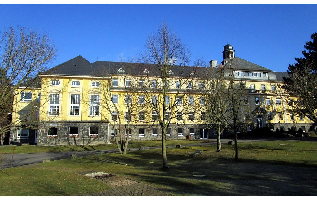 Jugendhilfezentrum Bernardshof bei Mayen, Frontansicht des Hauptgebäudes (2015)