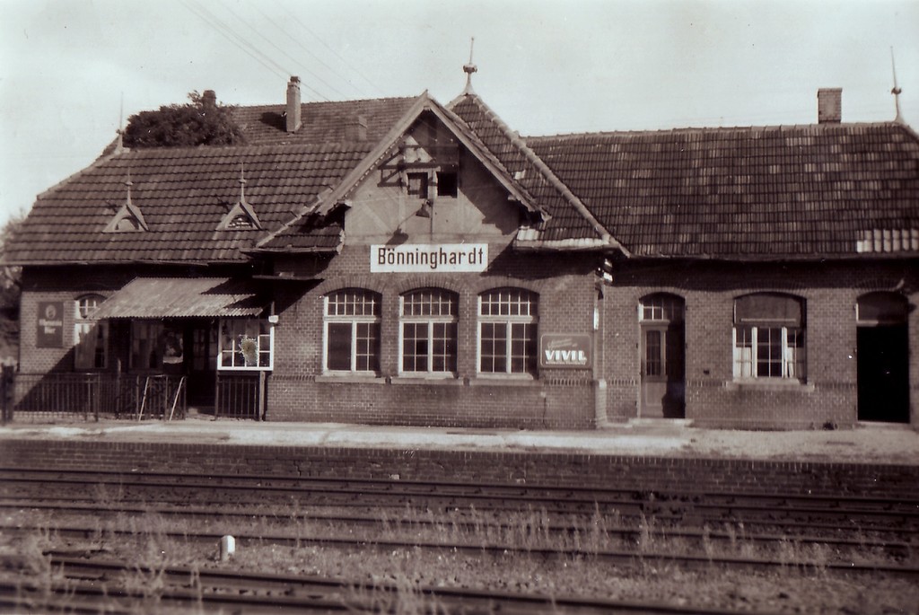 Das Bahnhofsgebäude Bönninghardt auf einer historischen Aufnahme von 1943.