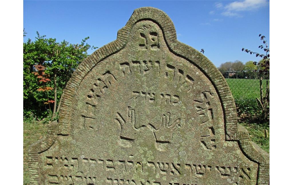Segnende Priesterhände als Detail eines Grabsteins auf dem neuen jüdischen Friedhof in Goch (2016).
