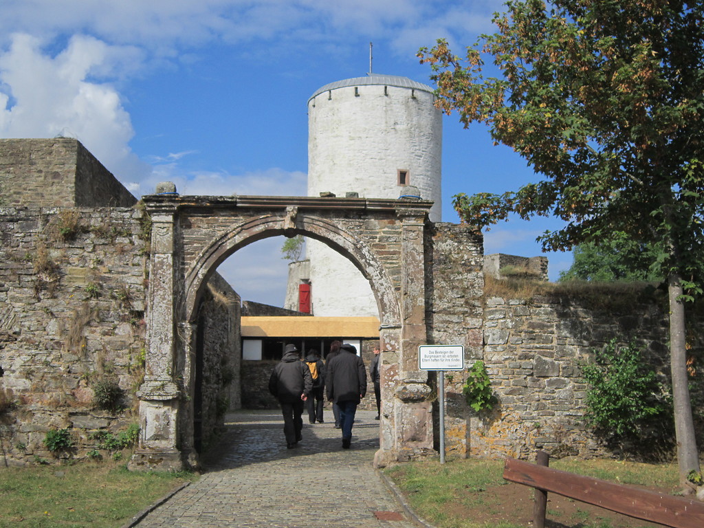 Eingangstor zur Burg Reifferscheid in Hellenthal (2013)