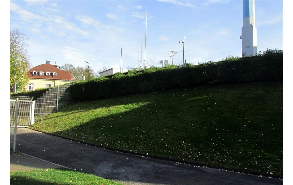 Blick von außen auf den nordwestlichen Außenwall am Stadion am Zoo in Wuppertal-Elberfeld (2019), der Wall ist das letzte Relikt der früheren Radrennbahn.