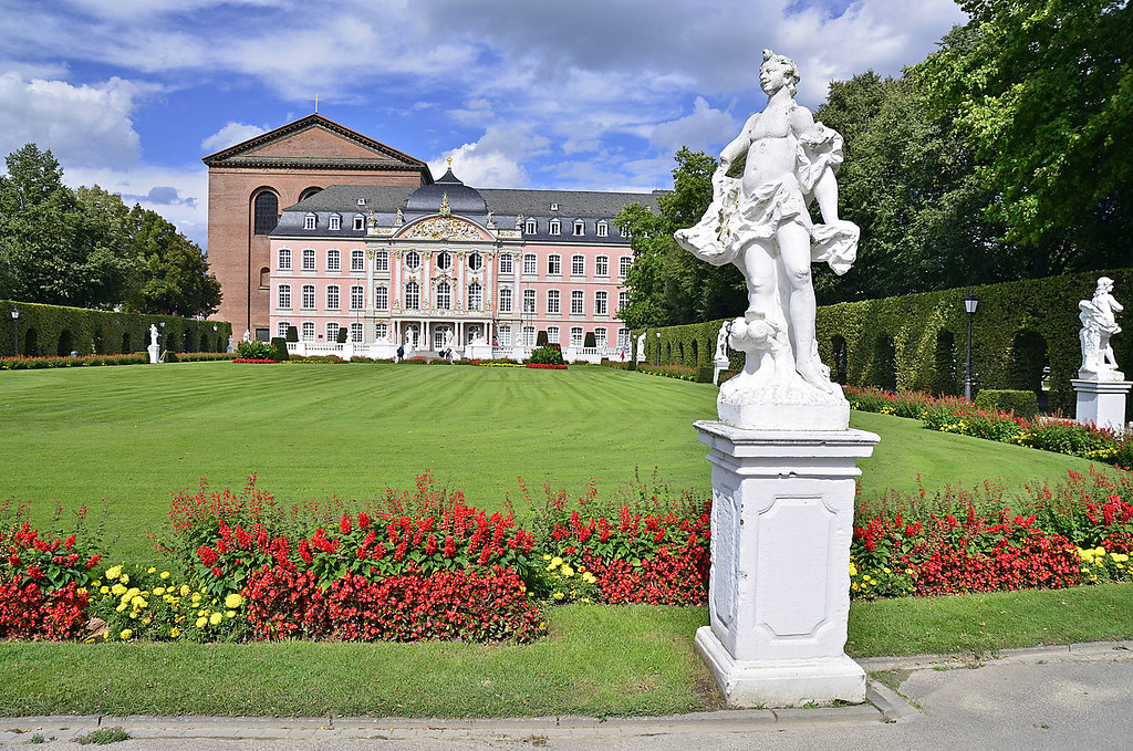 Palastgarten Trier, im Hintergrund das spätbarocke kurfürstliche Palais und links davon die römische Palastaula, die so genannte Konstantinbasilika (2011).