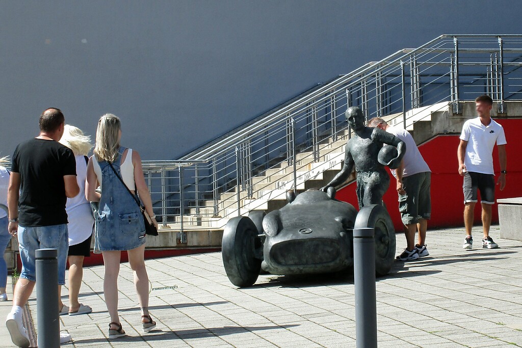 Der neue Standort des Denkmals für den argentinischen Rennfahrer Juan Manuel Fangio (1911-1995) an der Einfahrt zum "ring°werk" am Nürburgring (2020).