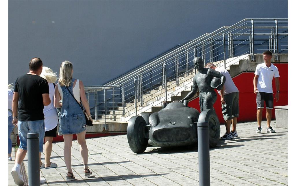 Der neue Standort des Denkmals für den argentinischen Rennfahrer Juan Manuel Fangio (1911-1995) an der Einfahrt zum "ring°werk" am Nürburgring (2020).