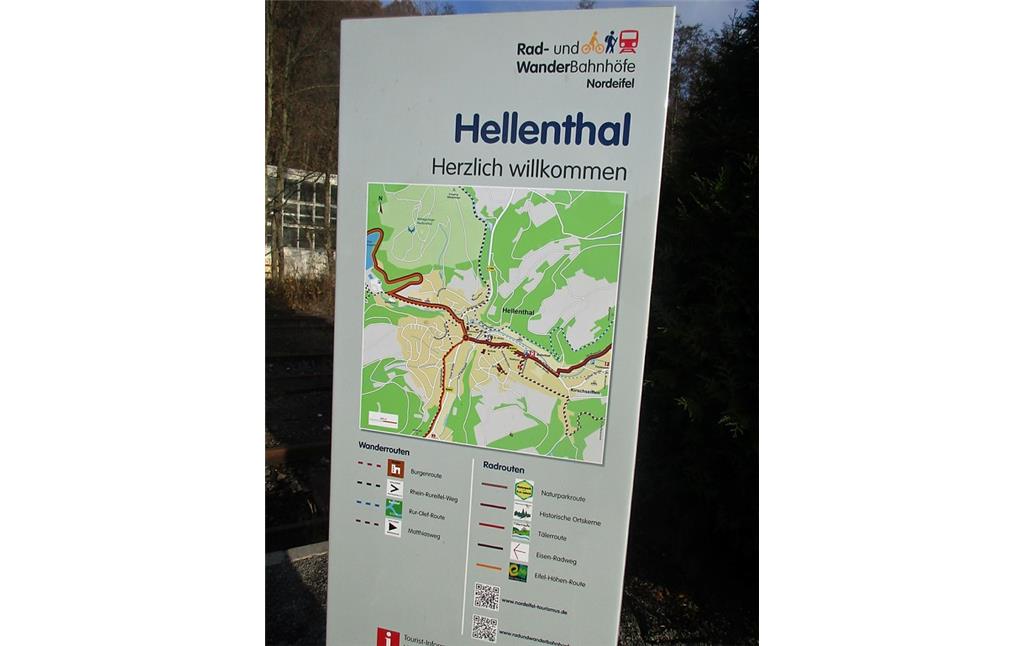 Informationstafel zu Rad- und Wanderwegen am Bahnhof Hellenthal der Oleftalbahn (2016)