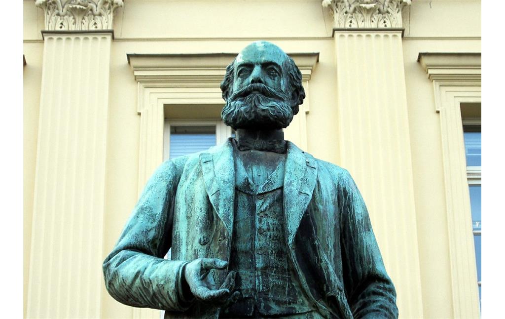 Porträt des August Kekulè (1829-1896) auf dem Denkmal vor dem Geographischen Institut (2012).