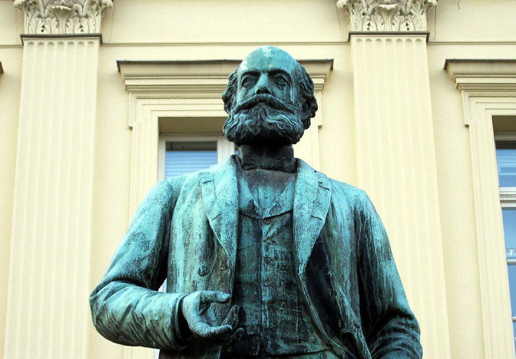 Porträt des August Kekulè (1829-1896) auf dem Denkmal vor dem Geographischen Institut (2012).