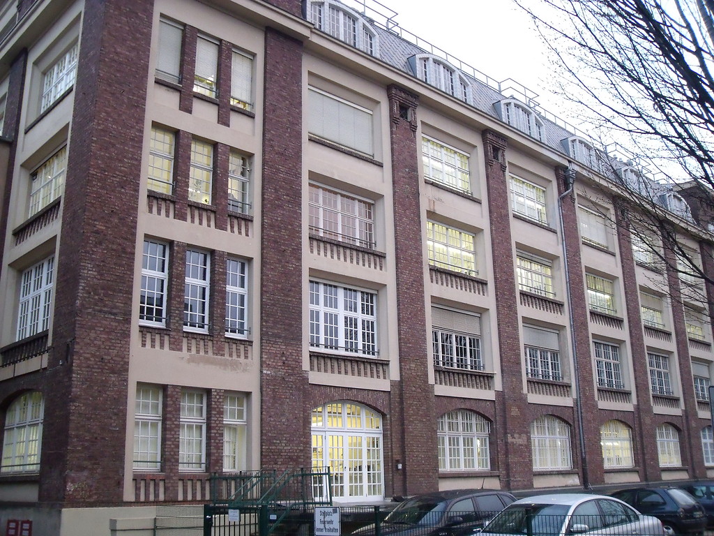 Die Südost-Fassade des ehemaligen Werks der Firma Soennecken in Bonn (2012).