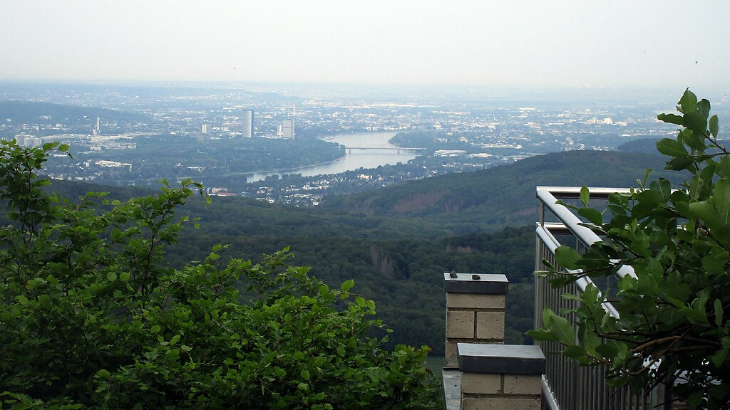Blick vom Großen Ölberg im Siebengebirge auf den Rhein und Bonn (2020).