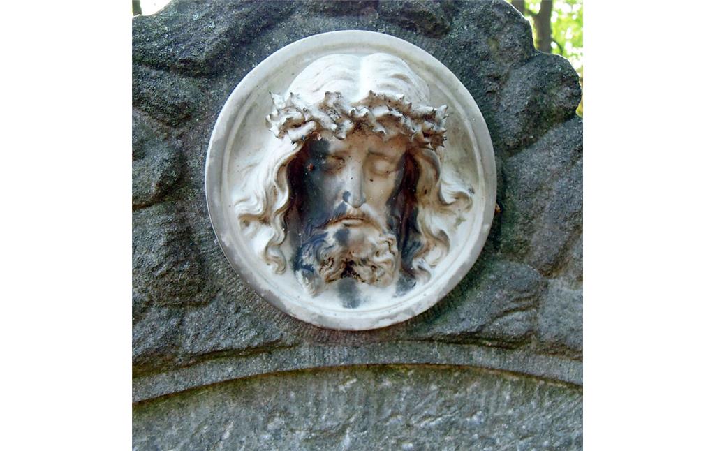 Detailaufnahme eines Grabsteins auf dem ehemaligen Friedhof Deckstein in Köln-Lindenthal (2020)