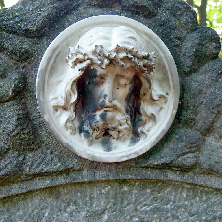 Detailaufnahme eines Grabsteins auf dem ehemaligen Friedhof Deckstein in Köln-Lindenthal (2020)