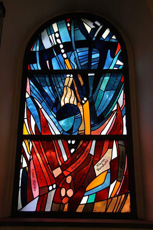 Fenster der Pfarrkirche St. Cosmas und Damian in Köln-Volkhoven/Weiler, das an die zehn Todesopfer des Flammenwerfer-Attentats von Köln-Volkhoven im Jahr 1962 erinnert (2010).
