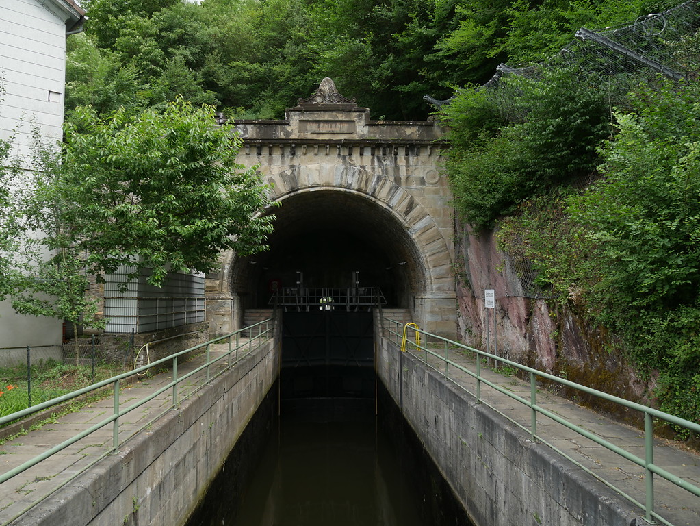 Am linken Bildrand ist das Tunnelhaus, in der Bildmitte die obere Kammer der Doppelschleuse Weilburg zu erkennen, die bis in den Schifffahrtstunnel reicht (2017)