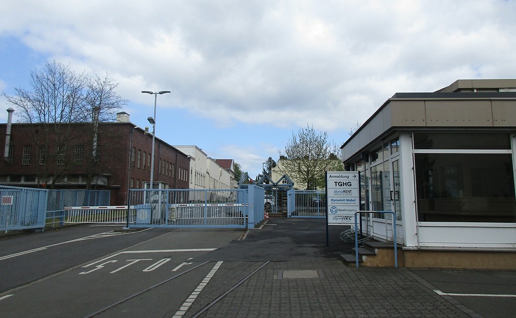 Einfahrt zum Gelände der früheren Zündhütchenfabrik "Züfa" bei Troisdorf, zuletzt bis 2004 Dynamit Nobel AG (2017).