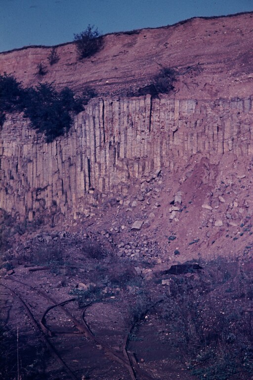Blick auf Gleise der Bremsbahn und die Basaltsäulenwand im Dattenberger Steinbruch (1960er Jahre).