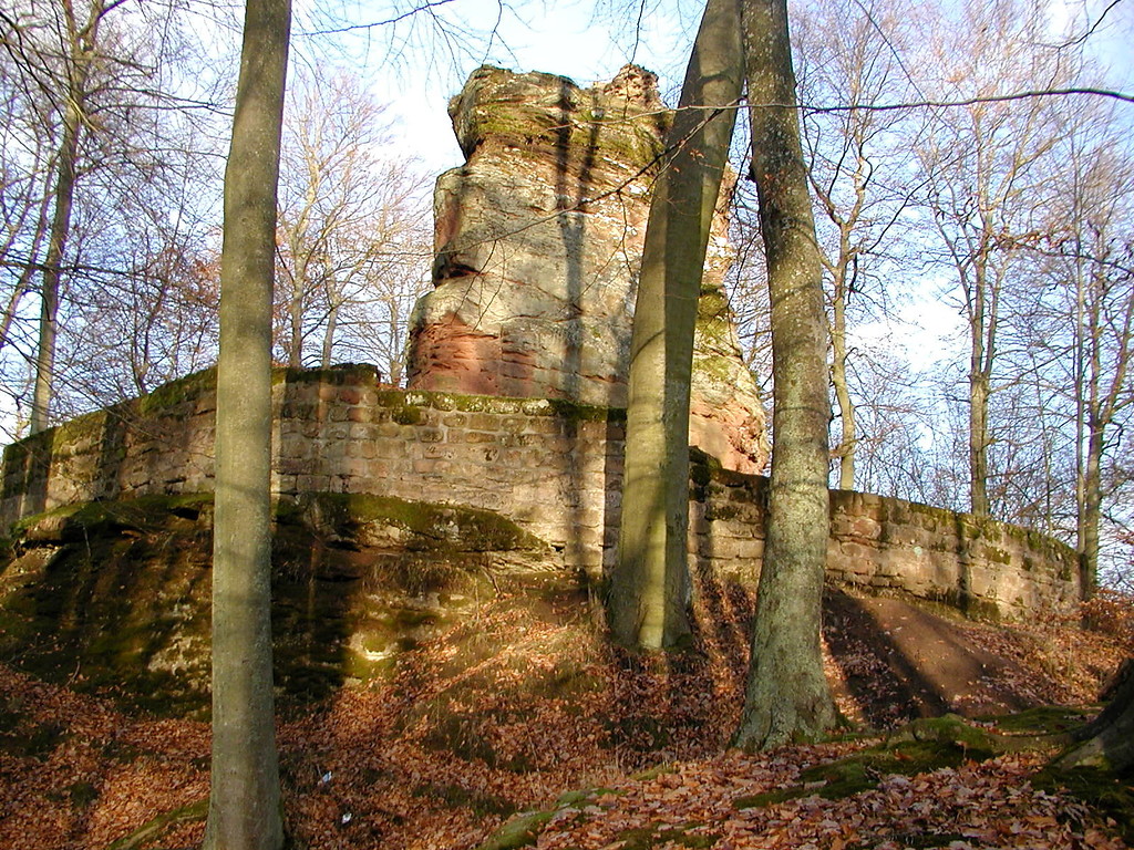 Der Oberburgfelsn und die Ringmauer der Ruine Beilstein bei Kaiserslautern von Süden (2010).