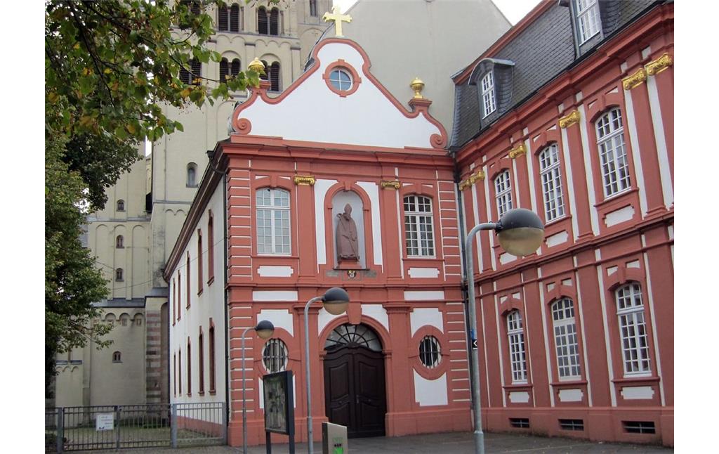 Barocke Vorhalle der Pfarrkirche St. Nikolaus, ehemalige Abteikirche in Brauweiler, 2011