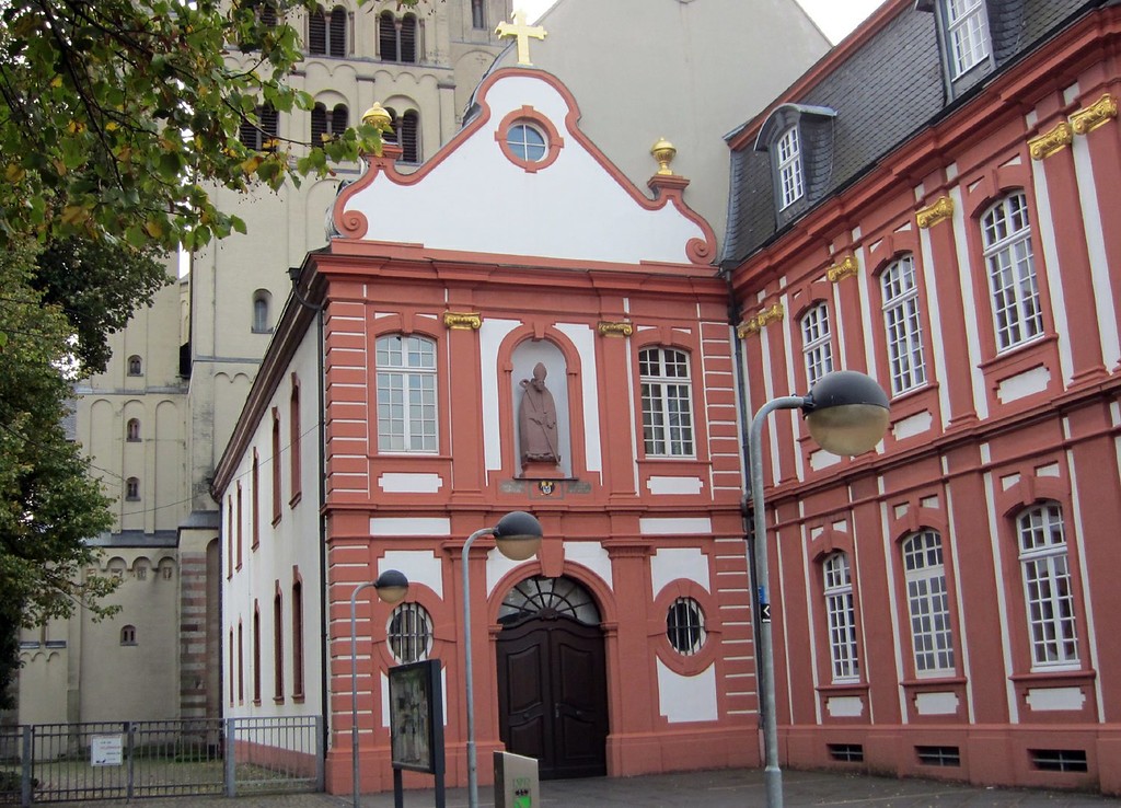 Barocke Vorhalle der Pfarrkirche St. Nikolaus, ehemalige Abteikirche in Brauweiler, 2011