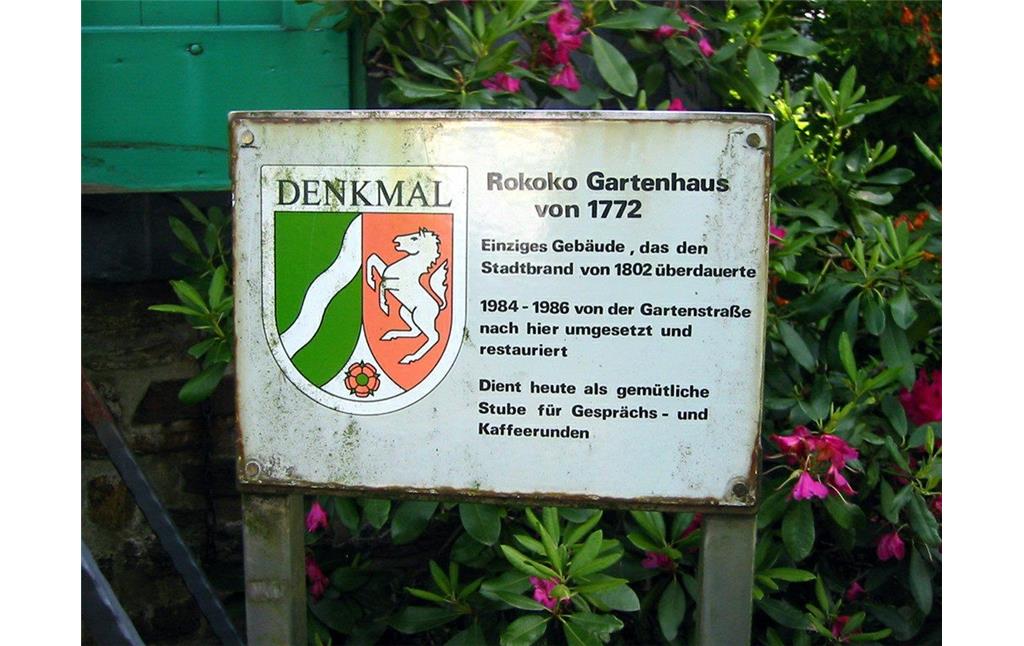 Hinweisschild am neuen Standort des Gartenpavillons im Chateaubriant-Park in Radevormwald (2008).