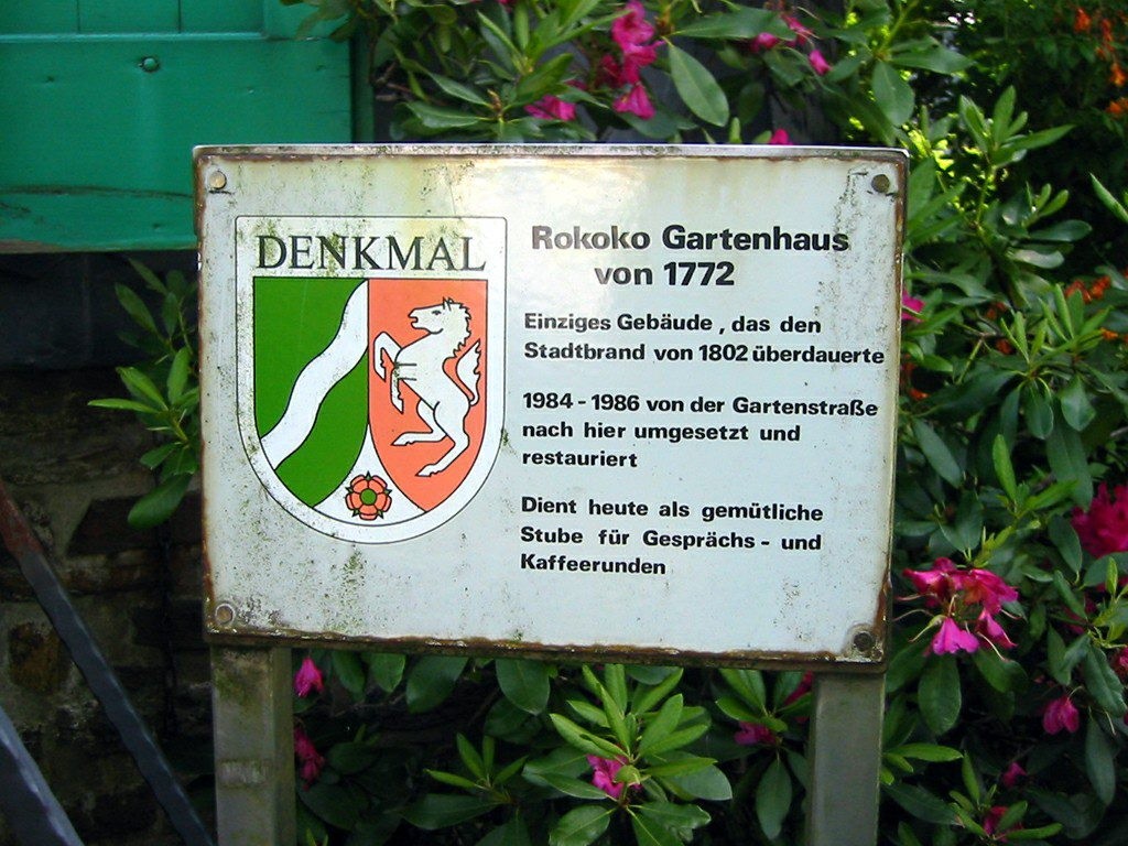 Hinweisschild am neuen Standort des Gartenpavillons im Chateaubriant-Park in Radevormwald (2008).
